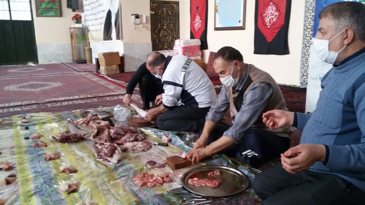 توزیع گوشت قربانی بین 40 خانواده نیازمند زنجانی