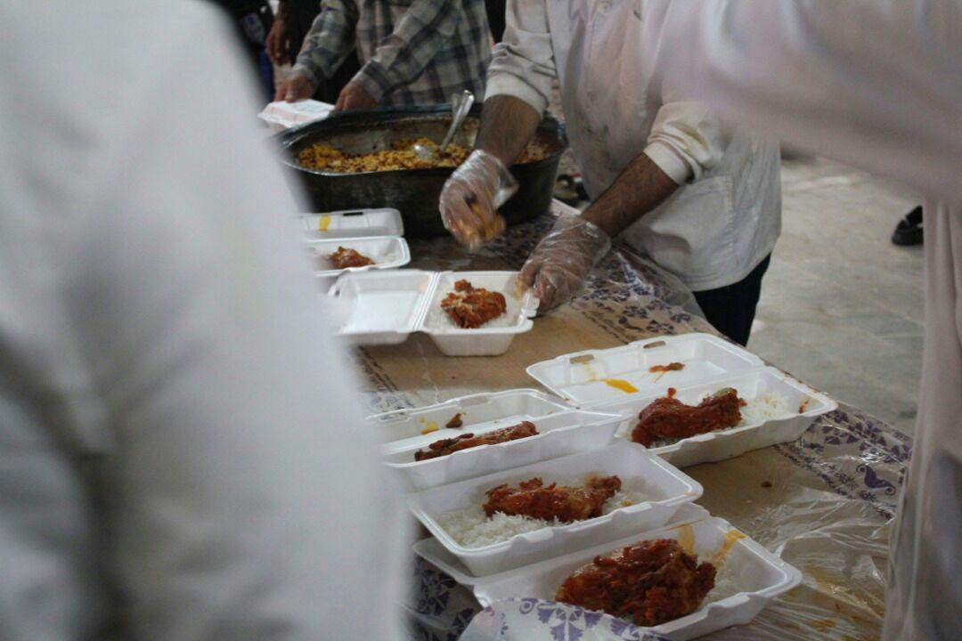 توزیع 2 هزار پرس غذای گرم بین نیازمندان شهرستان خرمدره/1200 بسته گوشت مرغ بین نیازمندان توزیع شد