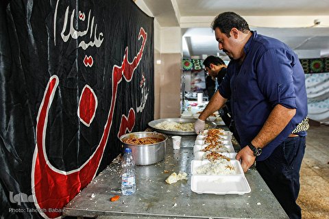 موکب محمدشهر روزانه برای زلزله‌زدگان خوی غذا طبخ می‌کند+فیلم