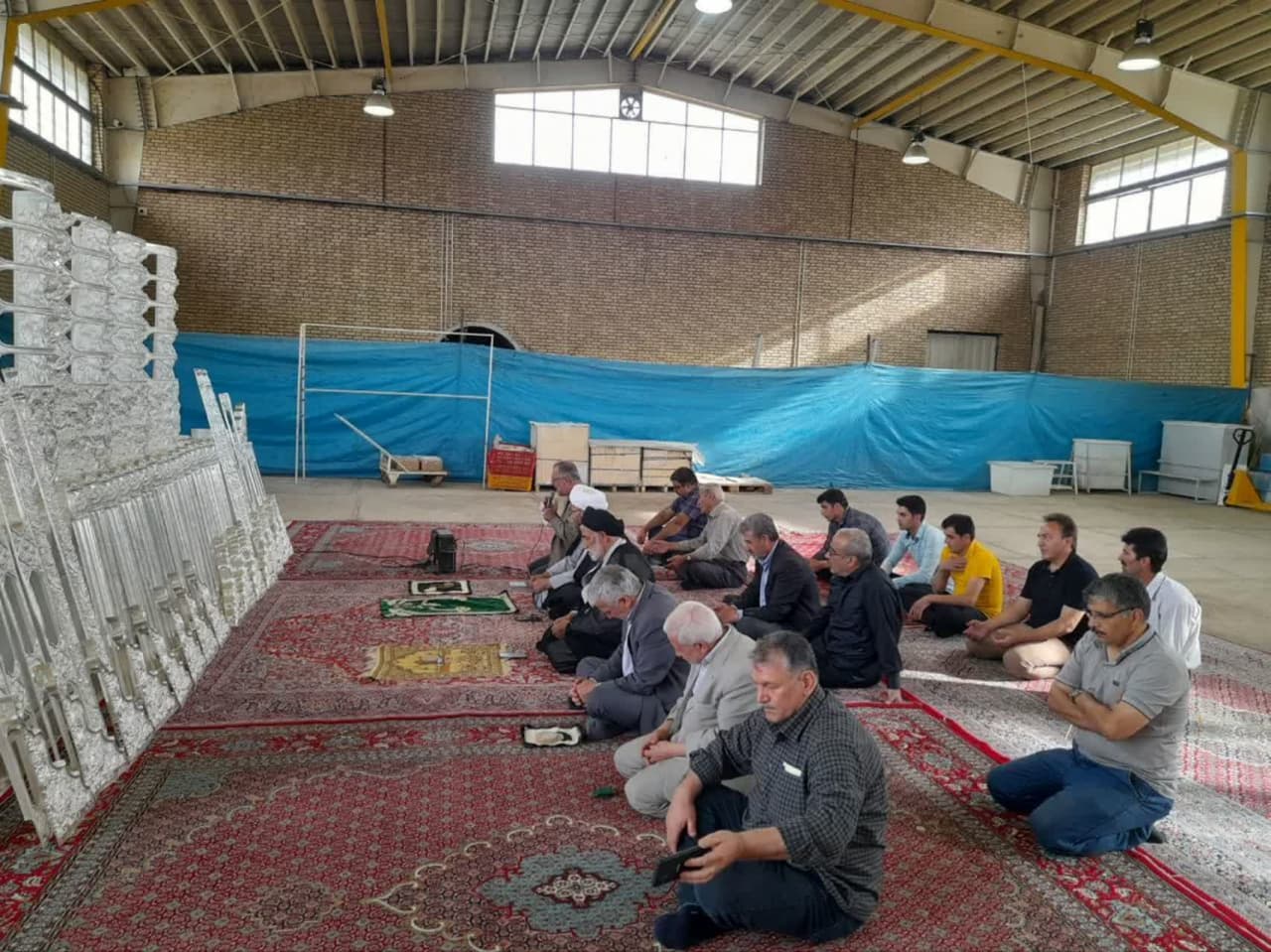بازدید اعضای شورای ستاد استان از آبکاری نیم ضریح مقام های خیمه گاه