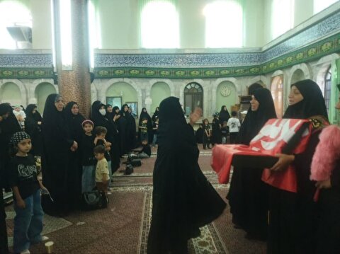اعلام عزای حسینی با حضور خادمان ستاد توسعه و بازسازی عتبات عالیات در روستاهای بخش مرکزی شهرستان زنجان