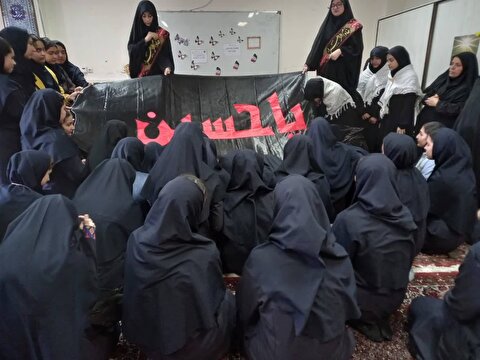 دانش آموزان دبیرستان دخترانه مهدیه ۱ زنجان میزبان پرچم متبرک حرم مطهر امام حسین(ع)
